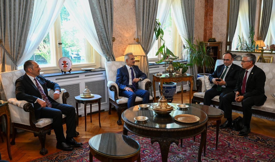 Ulaştırma ve Altyapı Bakanı Abdulkadir Uraloğlu, resmi ziyarette bulunduğu Romanya’da