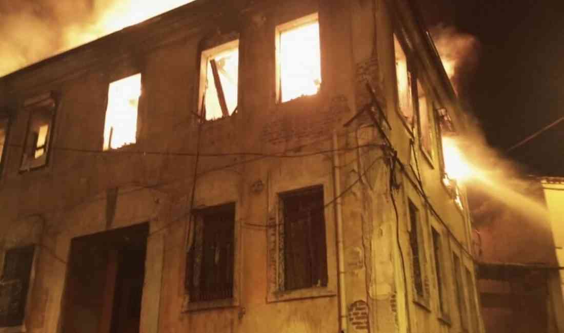 Yangın, Tarihi Bina İçin Felakete DönüştüBalıkesir’in Edremit ilçesinde, Hekimzade Mahallesi