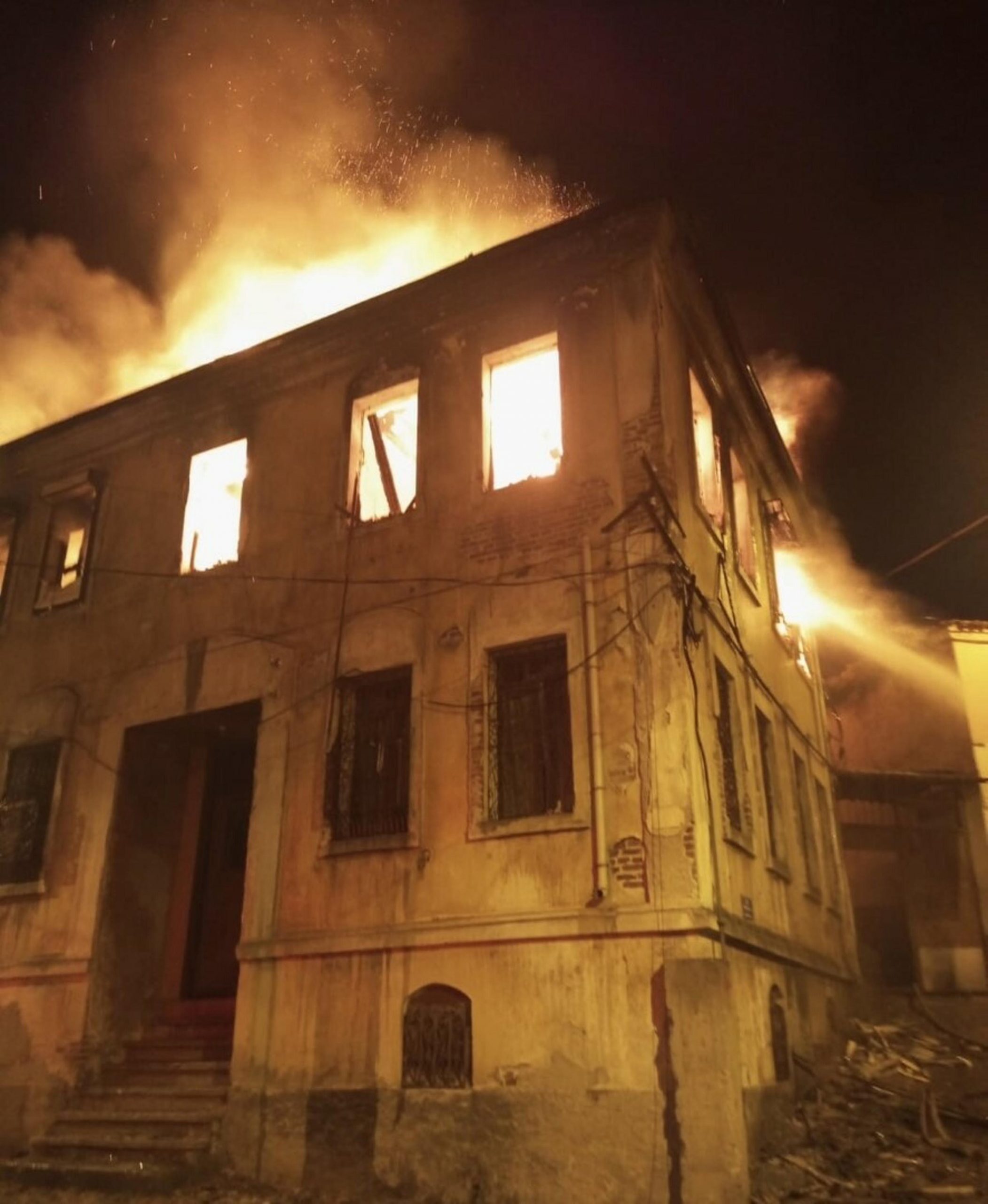 Yangın, Tarihi Bina İçin Felakete DönüştüBalıkesir’in Edremit ilçesinde, Hekimzade Mahallesi