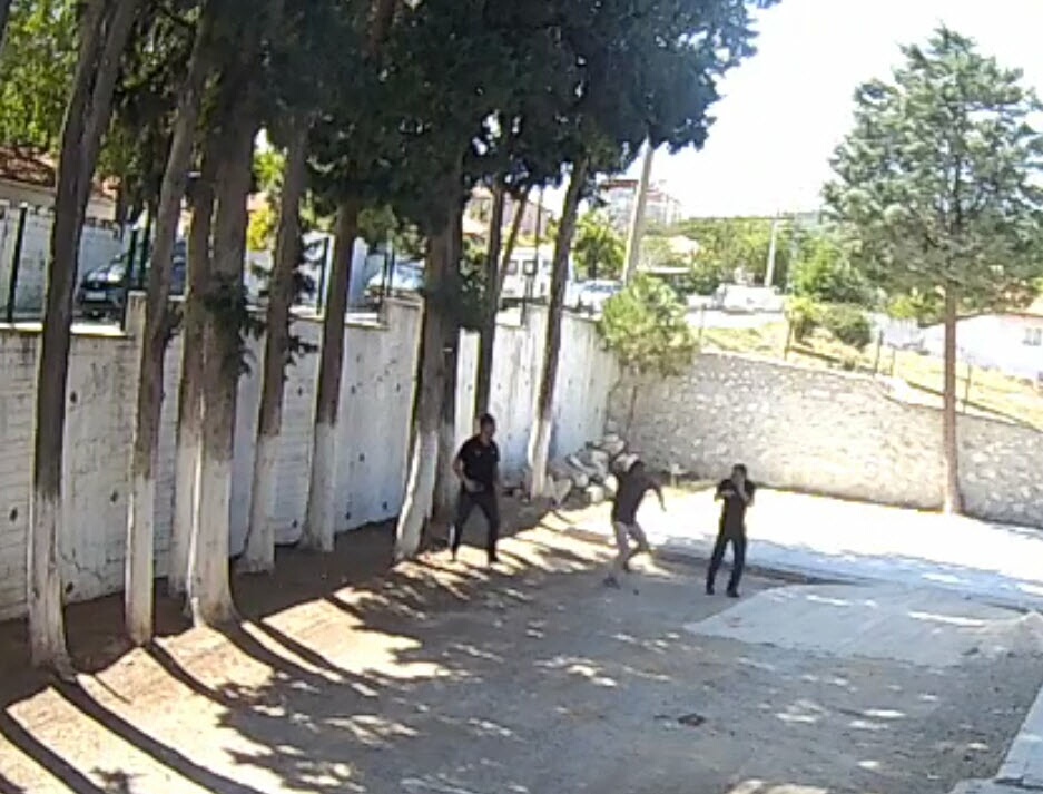 Denizli’nin Kale ilçesinde, Belediye Başkanı Erkan Hayla’nın iki zabıta memurunu