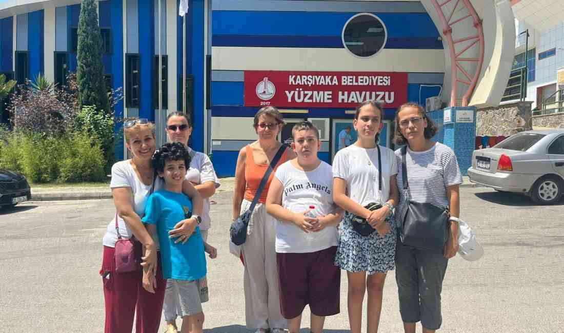 İzmir’in Karşıyaka ilçesinde, Karşıyaka Belediyesi Yüzme Havuzu’nda otizmli çocuklara yüzme