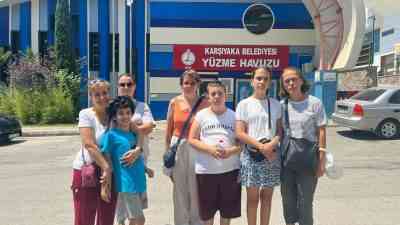 İzmir’in Karşıyaka ilçesinde, Karşıyaka Belediyesi Yüzme Havuzu’nda otizmli çocuklara yüzme