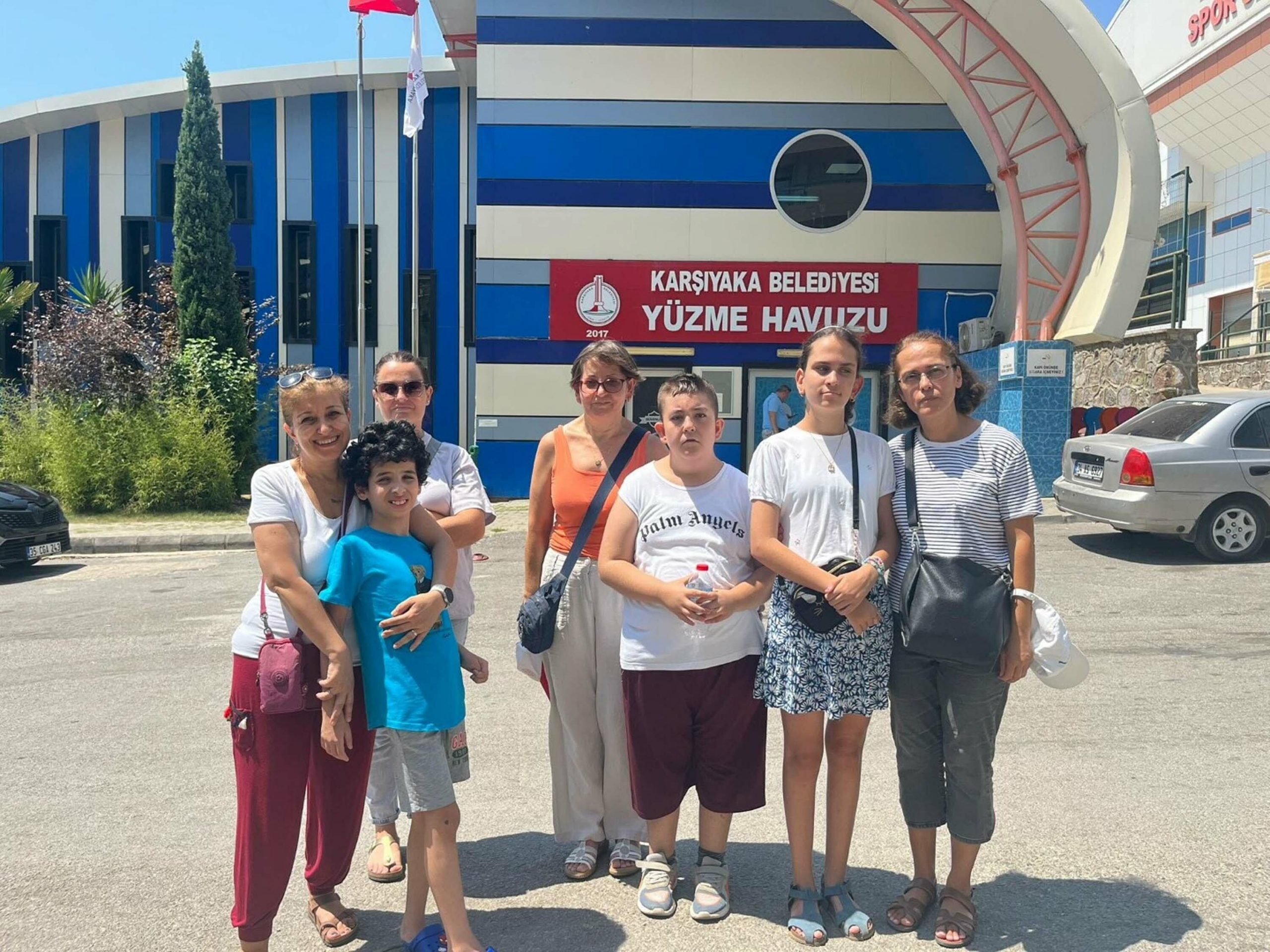 İzmir’in Karşıyaka ilçesinde, Karşıyaka Belediyesi Yüzme Havuzu’nda otizmli çocuklara yüzme