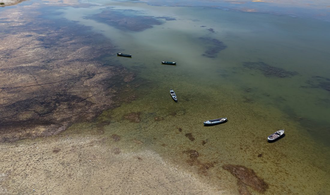Beyşehir Gölü’nde Su Seviyesi 1500 Metre Çekildi, Balıkçılar ve Çiftçiler Zor Durumda Konya ve Isparta sınırlarında yer alan Beyşehir Gölü, iklim değişikliği