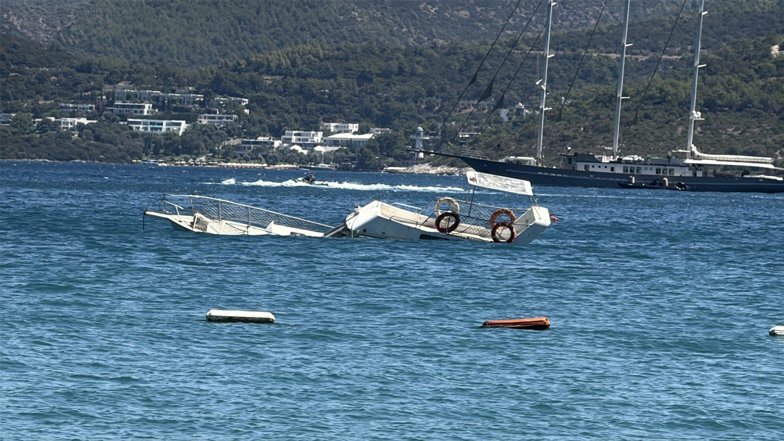 Muğla’nın Bodrum ilçesinde, Torba Koyu’nda demirli halde bulunan 10 metre