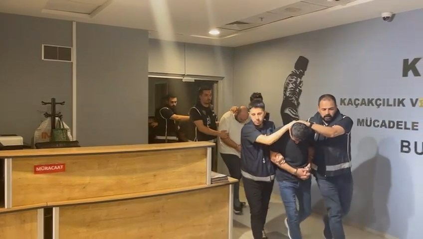 Bursa’da, polis tarafından durdurulan bir araçta 2 el bombası bulunmasının
