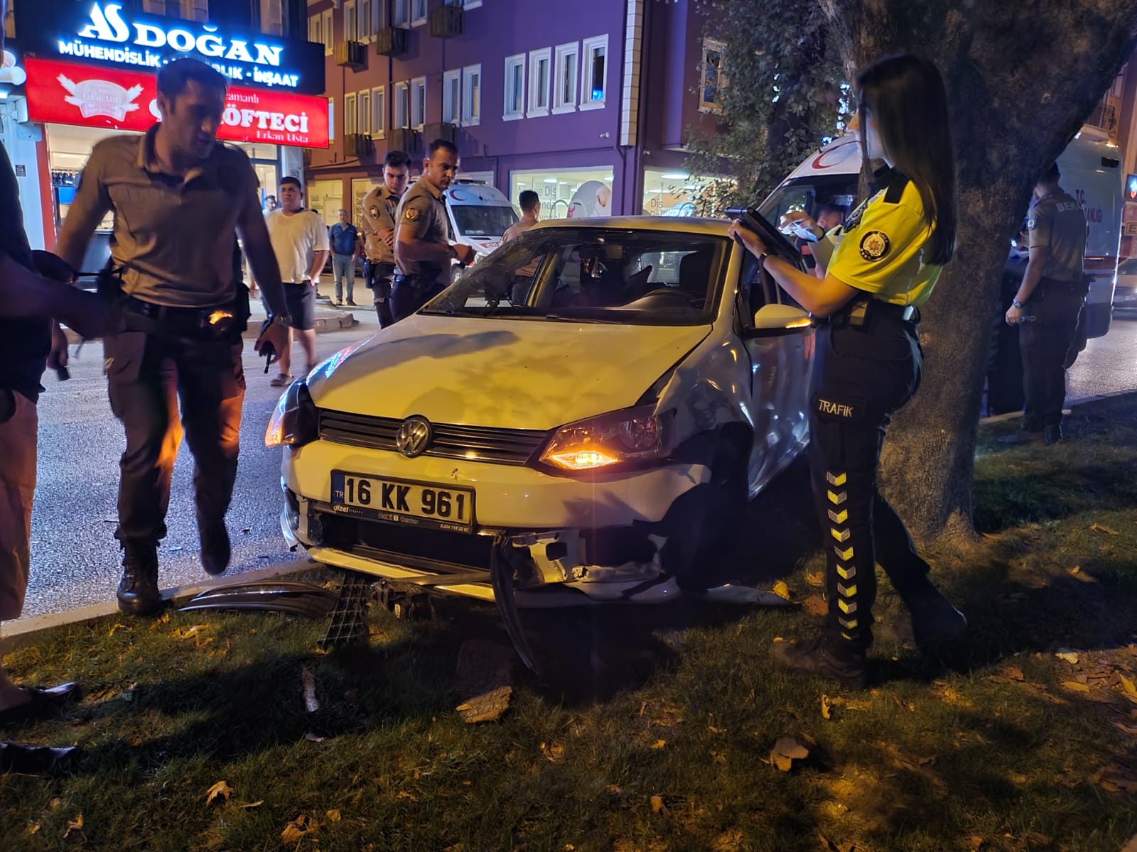 Bursa’nın İnegöl ilçesinde meydana gelen trafik kazasında, kırmızı ışık nedeniyle