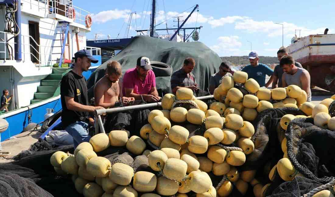 Biga ilçesi Kemer köyü balıkçı barınağında, balıkçılar 1 Eylül’de başlayacak