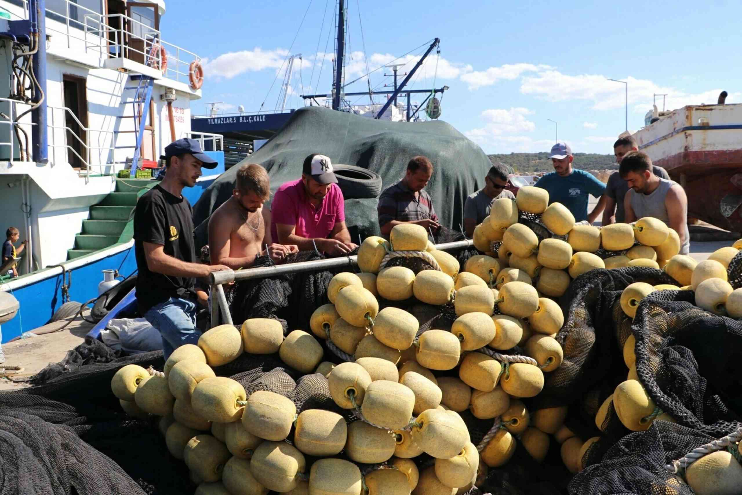 Biga ilçesi Kemer köyü balıkçı barınağında, balıkçılar 1 Eylül’de başlayacak