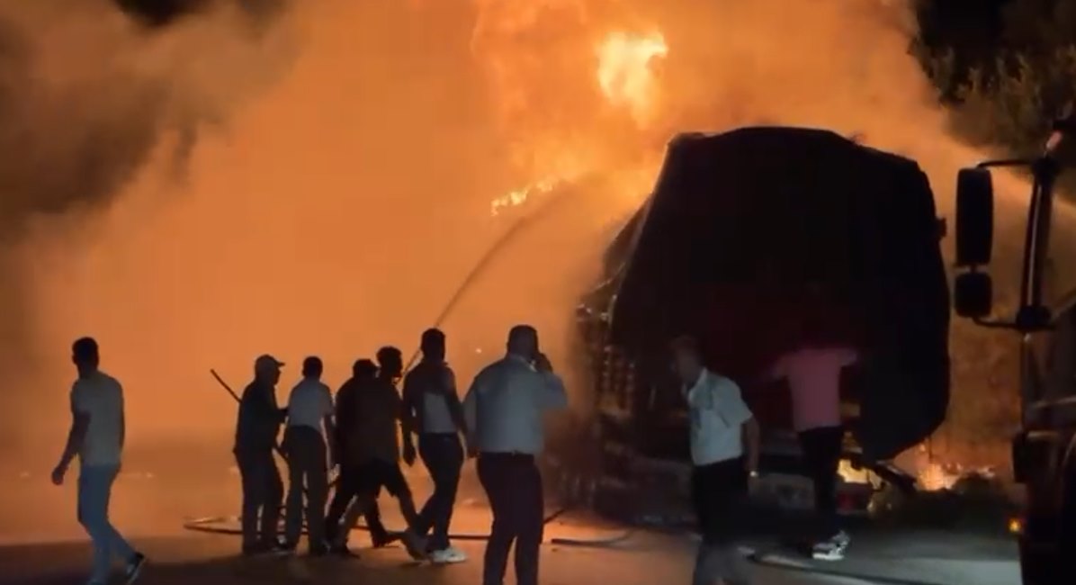 Çorum-Sungurlu kara yolu Kırankışla mevkiinde, seyir halindeki çöp atığı yüklü
