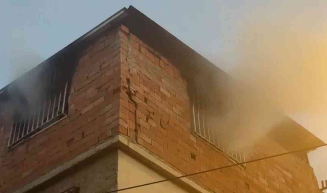 Diyarbakır’ın Yenişehir ilçesinde, 4 katlı bir binanın son katında çıkan