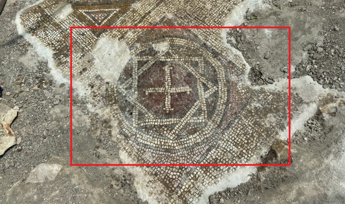 Diyarbakır Ergani’de Bulunan 35 Metrekarelik Mozaik, Roma ve Bizans Dönemlerine Işık Tuttu Diyarbakır’ın Ergani ilçesinde, Özbilek Mahallesi’ndeki mezarlıkta yapılan bir kazı çalışmasında