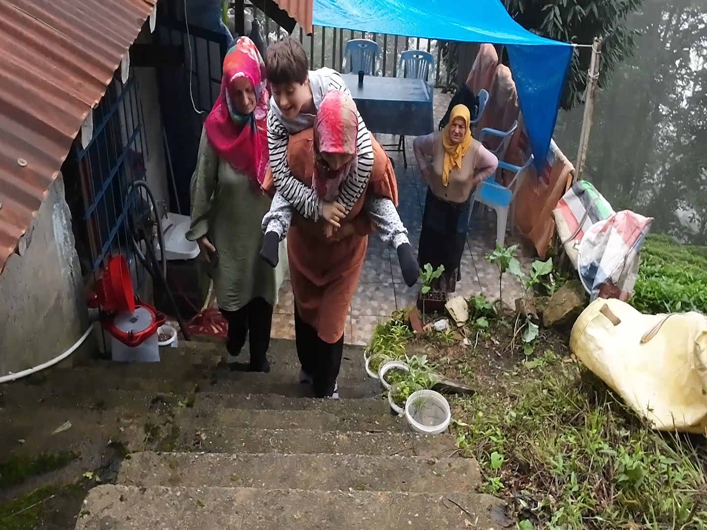 Rize’nin Çayeli ilçesinde, Elif Kork (49), evlerine ulaşım sağlanmadığı için