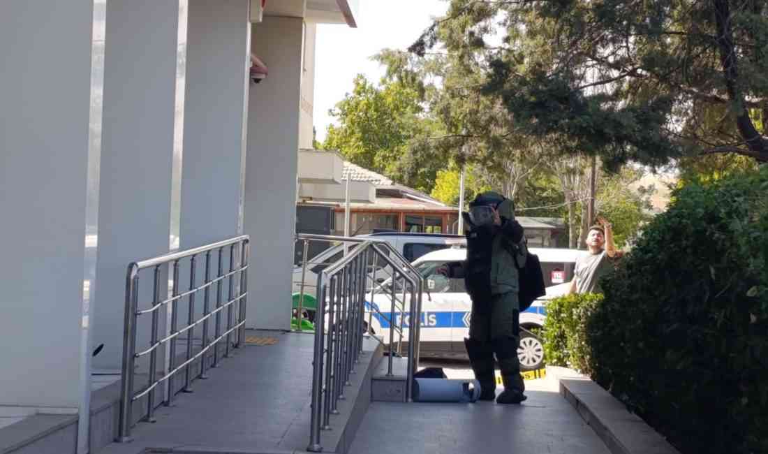 Uzunköprü, Edirne – Edirne’nin Uzunköprü ilçesinde, bir banka şubesinin önüne