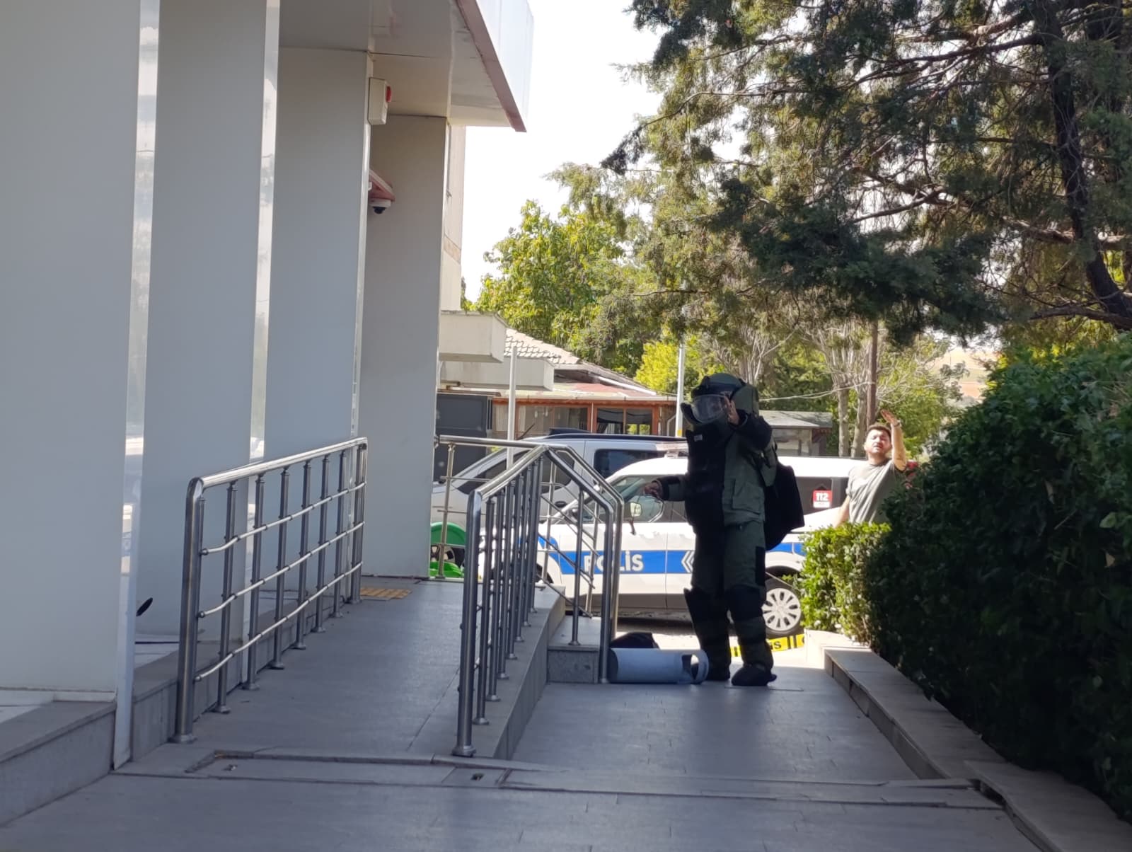 Uzunköprü, Edirne – Edirne’nin Uzunköprü ilçesinde, bir banka şubesinin önüne