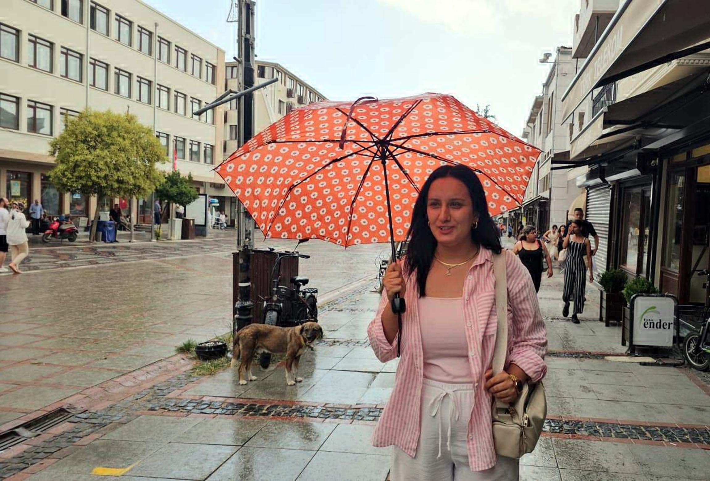 Edirne’de, öğleden sonra etkili olmaya başlayan sağanak yağmur, kısa sürede