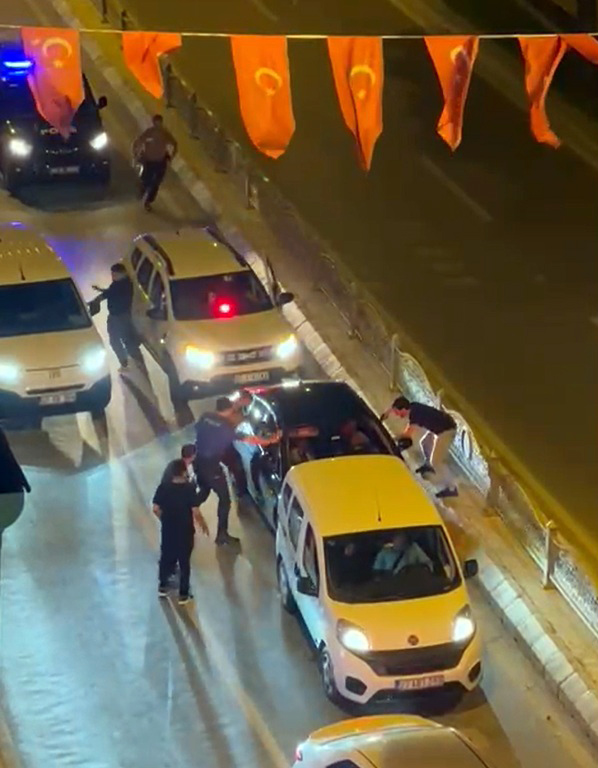 Edirne’de, jandarmanın ‘dur’ ihtarına uymayan bir otomobil, polis ekiplerinin başarılı