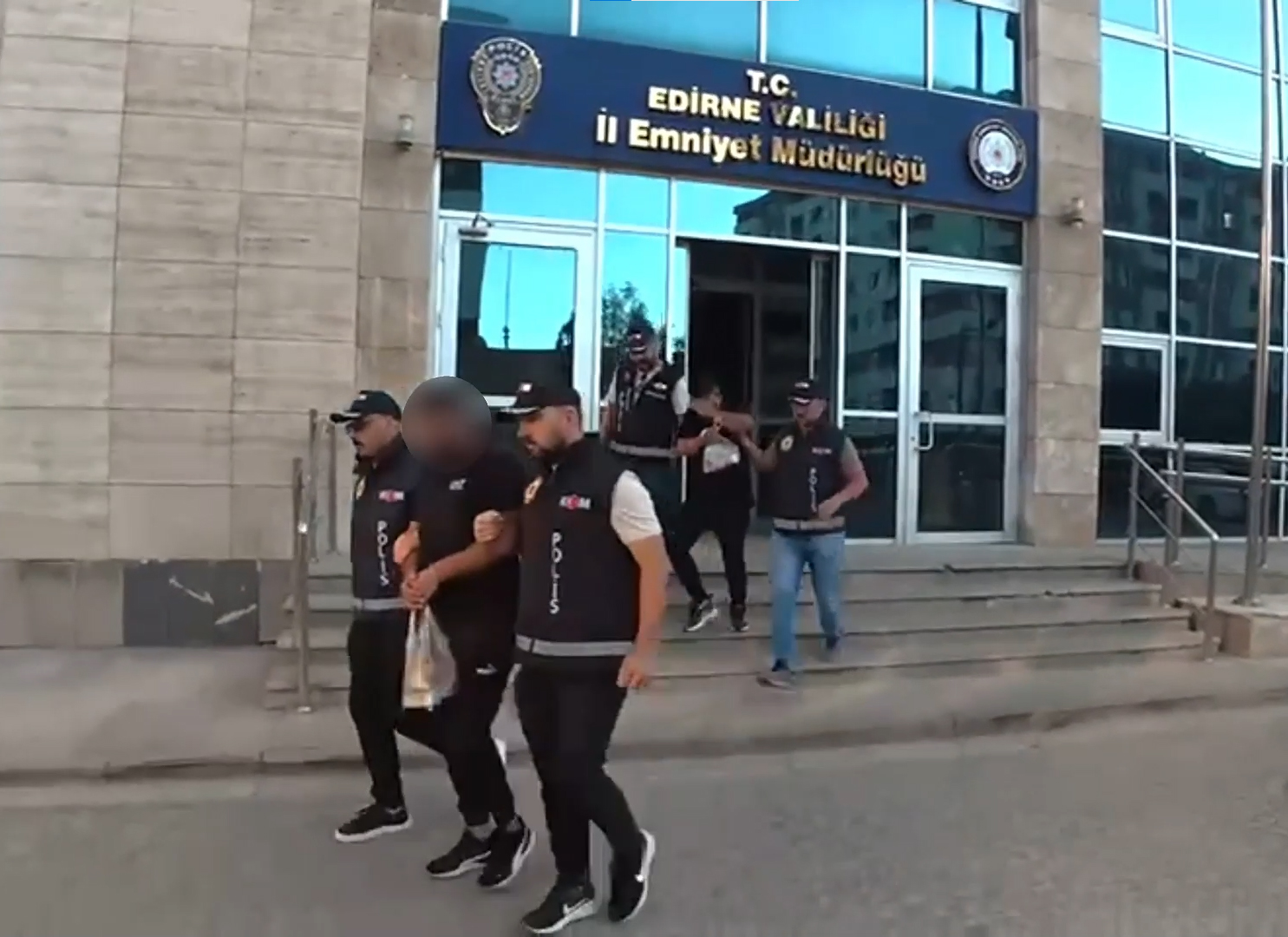Edirne’de polis tarafından düzenlenen operasyonla tefecilik yapmakla suçlanan G.M. ve