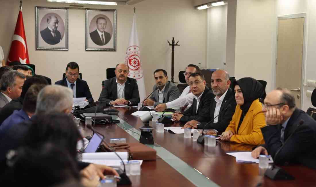 Eğitim-Bir-Sen, eğitim, öğretim ve bilim hizmet kolunda görev yapan 1,5