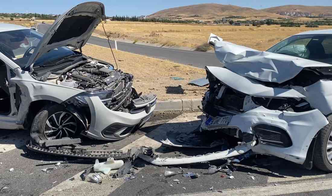 Elazığ’da iki otomobilin çarpışması sonucu 2’si ağır, toplam 8 kişi
