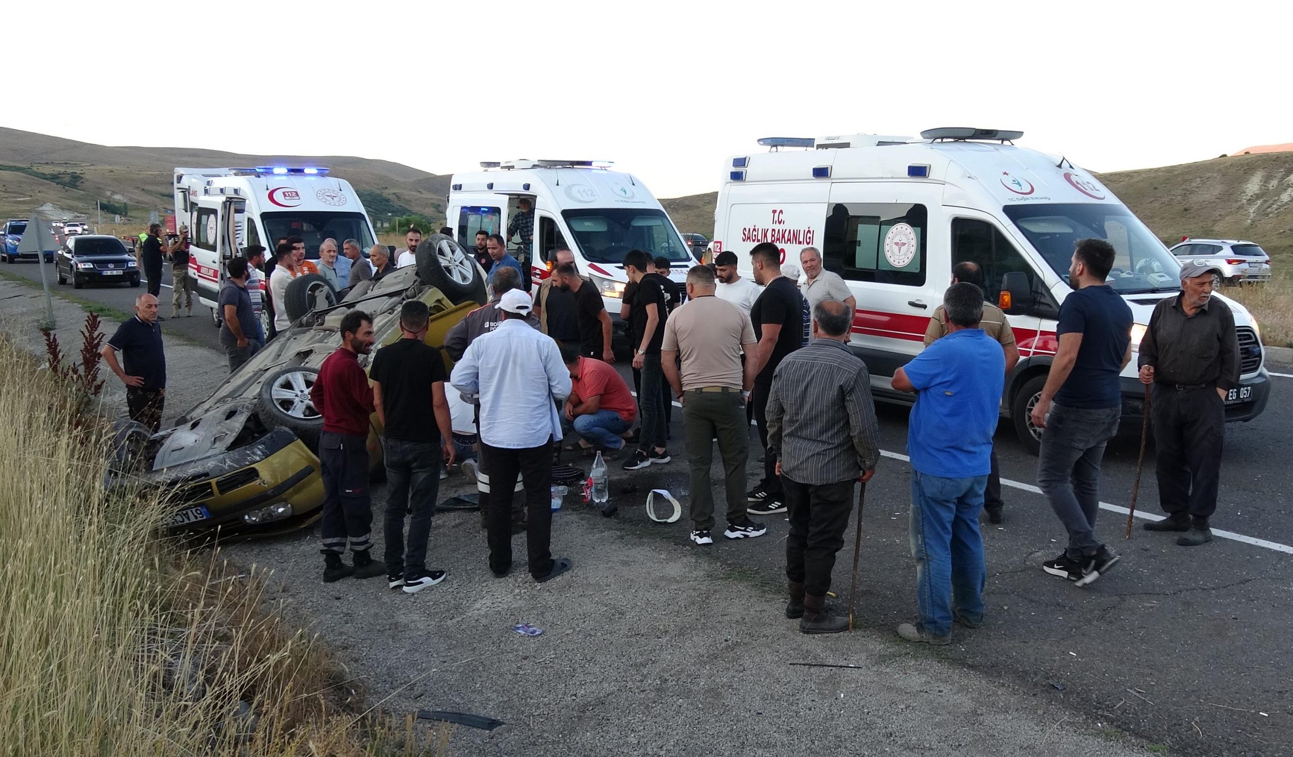 Erzurum’un Karagöbek Mahallesi yakınlarında meydana gelen trafik kazasında, otomobilin refüje