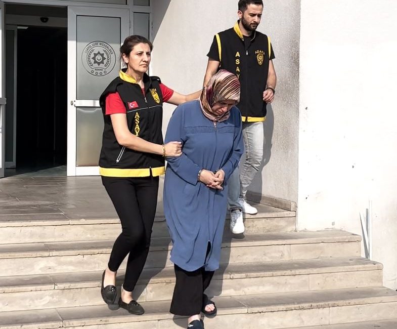 Osmaniye’de Zehirleyerek Eşini Öldürdüğü İddiasıyla Yargılanan Sebile Yörük, Adana’da Yakalandı Osmaniye’de 2024 yılının Mart ayında, eşi Mehmet Yörük’ü zehirleyerek öldürdüğü