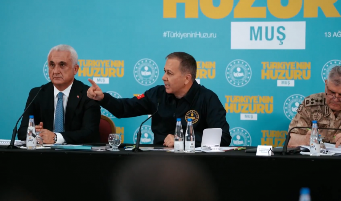 İçişleri Bakanı Ali Yerlikaya, Muş’ta ‘Türkiye’nin Huzuru Toplantısı’nda Terörsüz Türkiye Vurgusu Yaptı İçişleri Bakanı Ali Yerlikaya, Muş’ta düzenlenen ‘Türkiye’nin Huzuru Toplantısı’nda, terörsüz