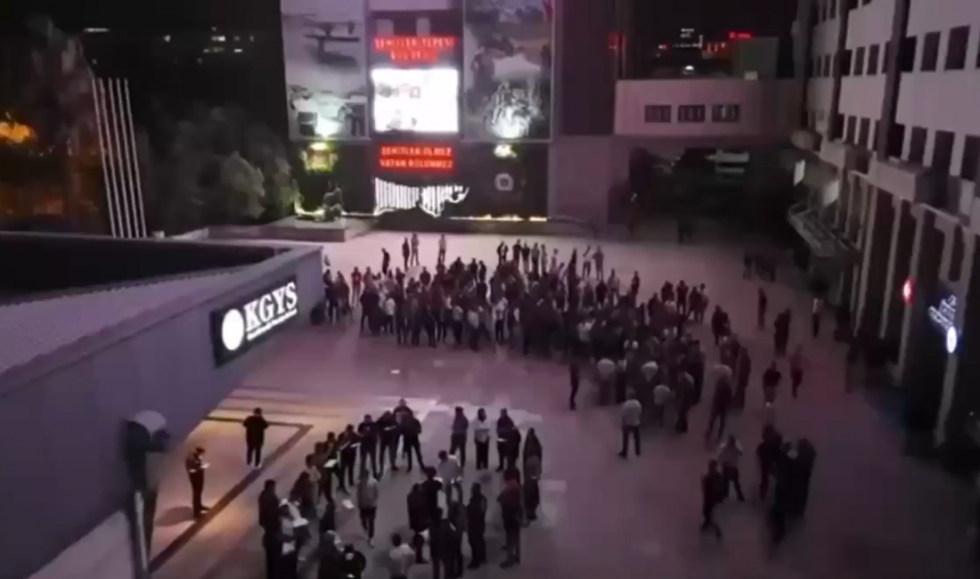 İstanbul’da DEAŞ Operasyonu: 9 Gözaltı, 2 Tutuklama, 7 Sınır Dışı İstanbul’da silahlı terör örgütü DEAŞ’a yönelik düzenlenen operasyonda, İnterpol tarafından