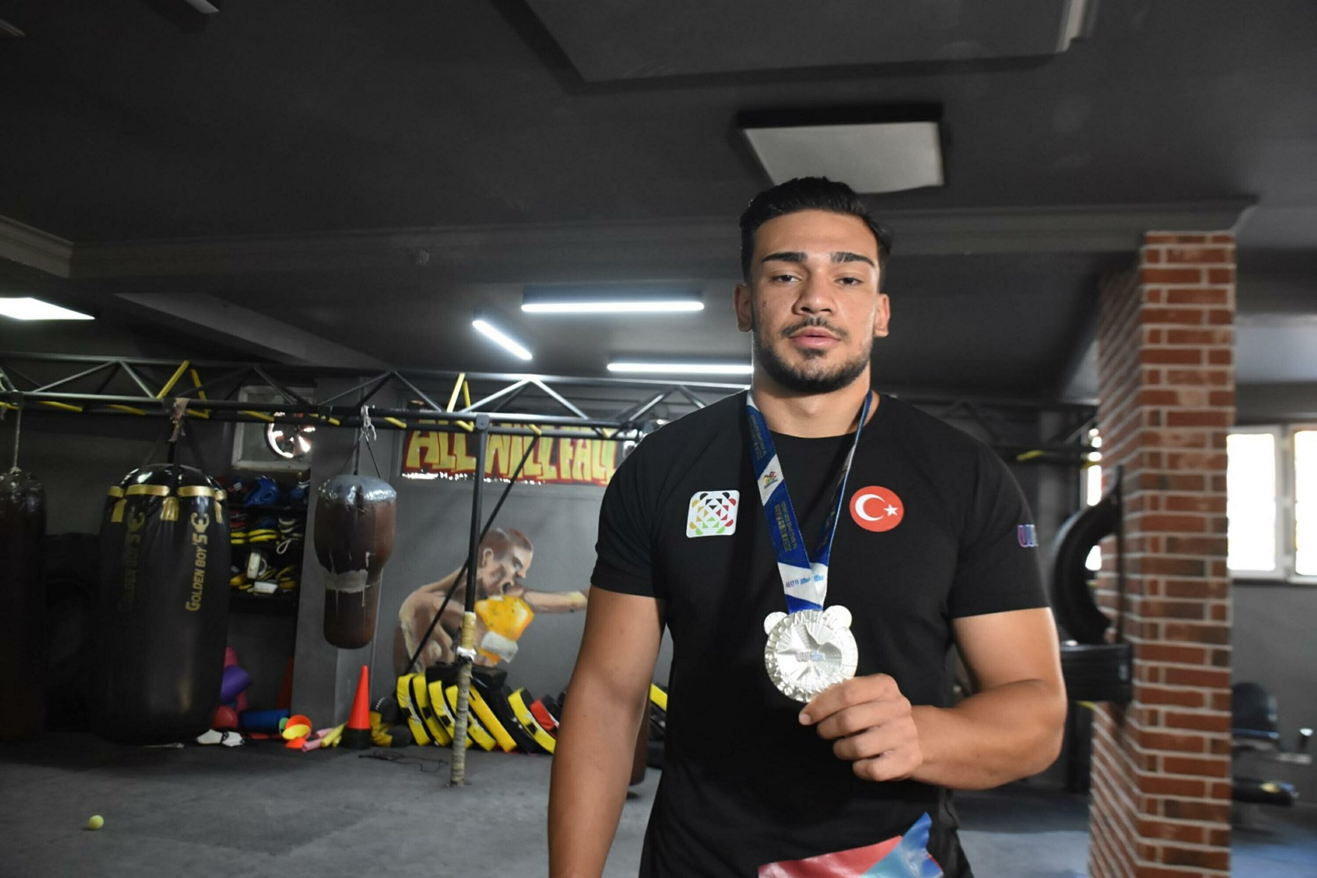 İzmir’in Buca ilçesinden 21 yaşındaki Kick Boks milli sporcu Emin