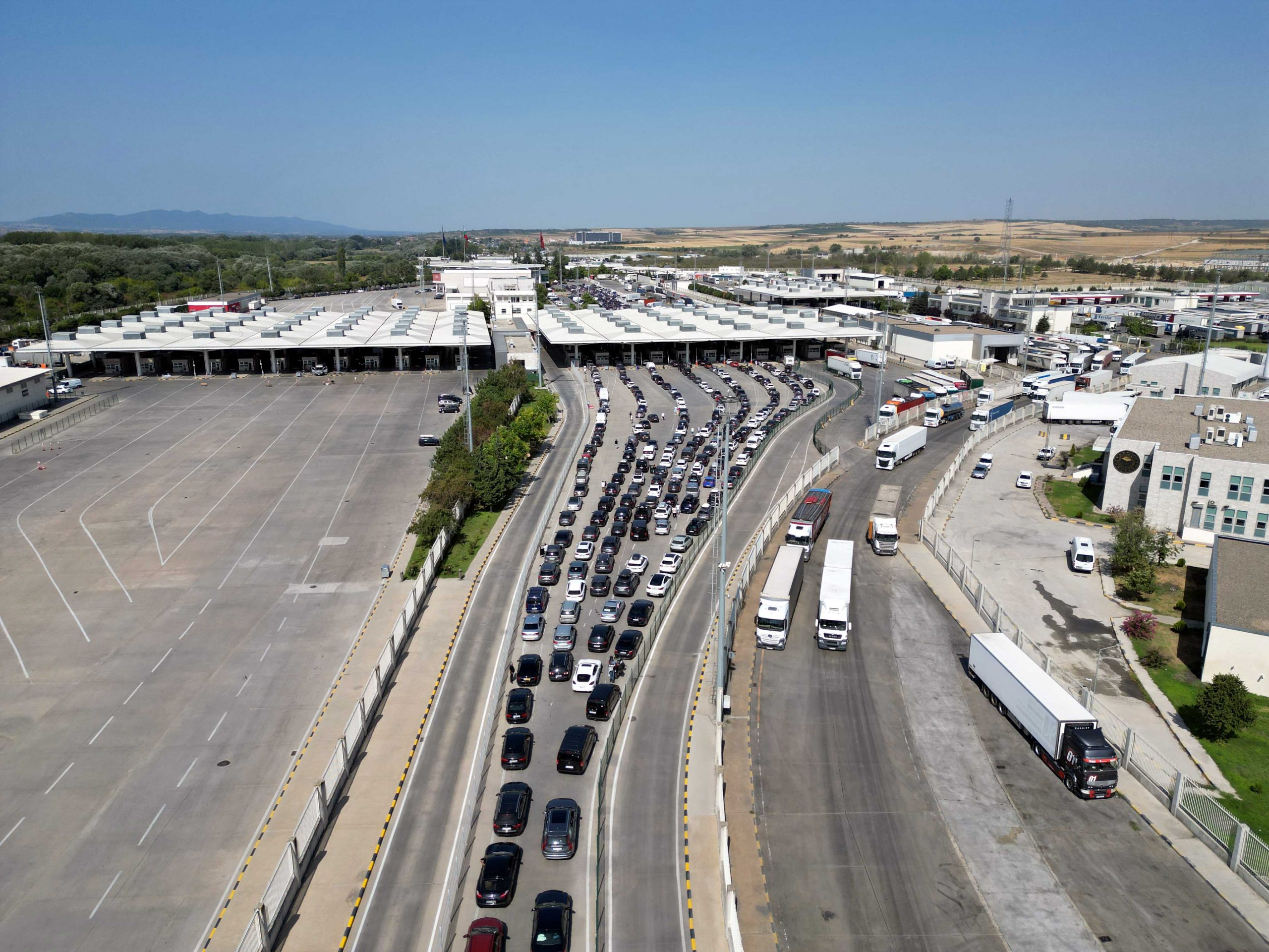 Avrupa’da yaşayan ve yaz tatillerini Türkiye’de geçiren gurbetçiler, dönüş yolculuklarına