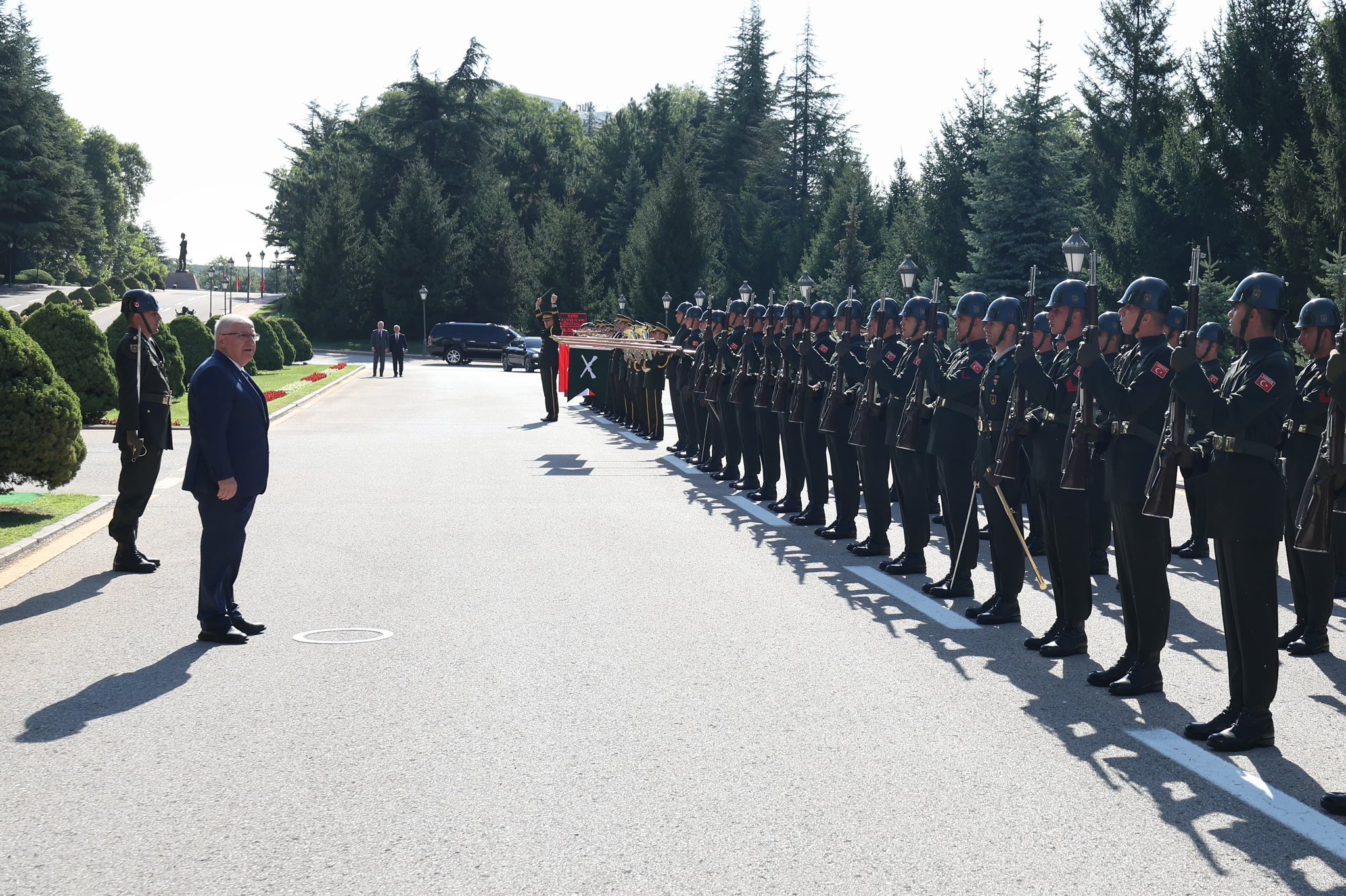 Millî Savunma Bakanı Yaşar Güler, Kara Kuvvetleri Komutanlığı’nda gerçekleştirilen devir-teslim