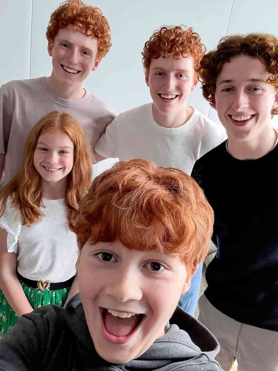 Çekimleri İngiltere’de devam eden “Harry Potter” dizisinde, Weasley ailesinin çocuklarını