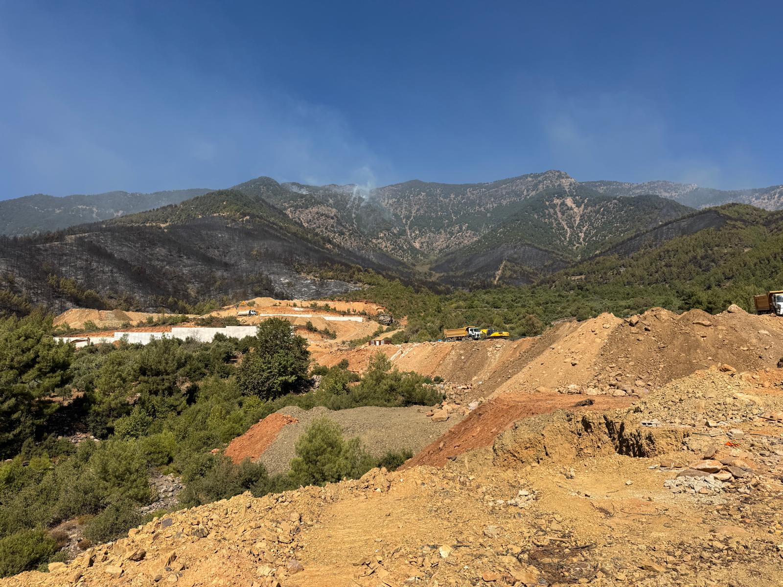 Hatay’ın Hassa ve Yayladağı ilçelerinde devam eden orman yangınları, yerleşim