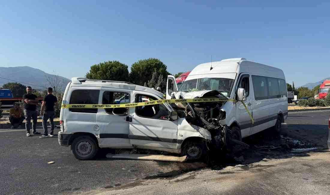 İzmir’in Kemalpaşa ilçesinde işçi servis minibüsü ile hafif ticari aracın