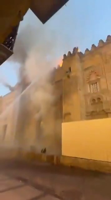 İspanya’nın güneyindeki Endülüs bölgesinde bulunan tarihi Kurtuba Camii-Katedrali’nde yangın çıktı.