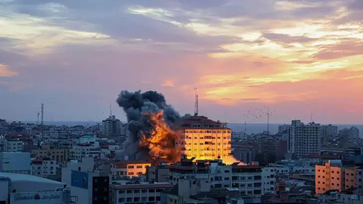 İsrail, Suriye’nin başkenti Şam yakınlarındaki El-Kisve kentinde bulunan ordu mevzilerine