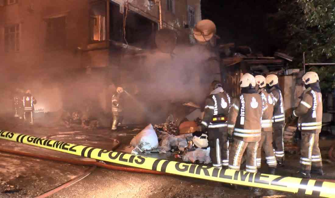 Avcılar Yeşilkent Mahallesi’nde bir çorap üretim atölyesinin deposunda çıkan yangın,
