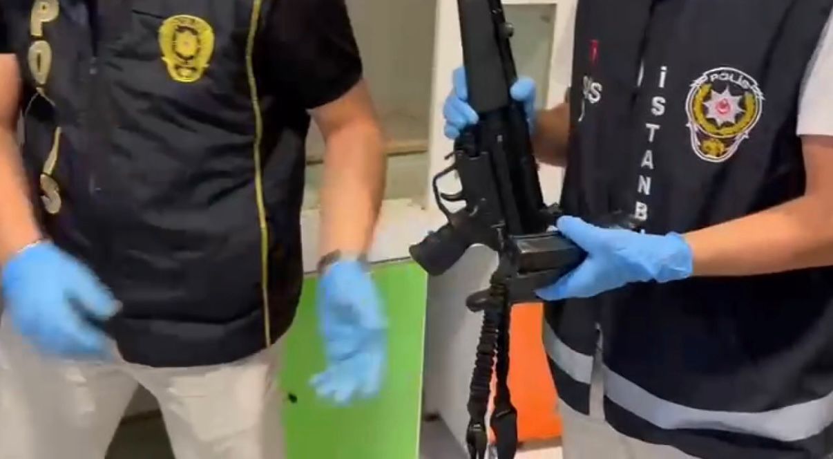 Bağcılar’da, silahlı olayların önlenmesine yönelik gerçekleştirilen denetimlerde bir oto yıkama