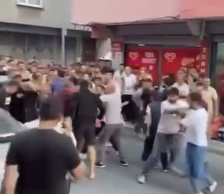 Bağcılar’da İşten Kovulan Adam, Kız Arkadaşını Sokak Ortasında Bıçakladı İstanbul Bağcılar’da, iş yerinde tartıştığı kız arkadaşı Z.S.’yi takip eden