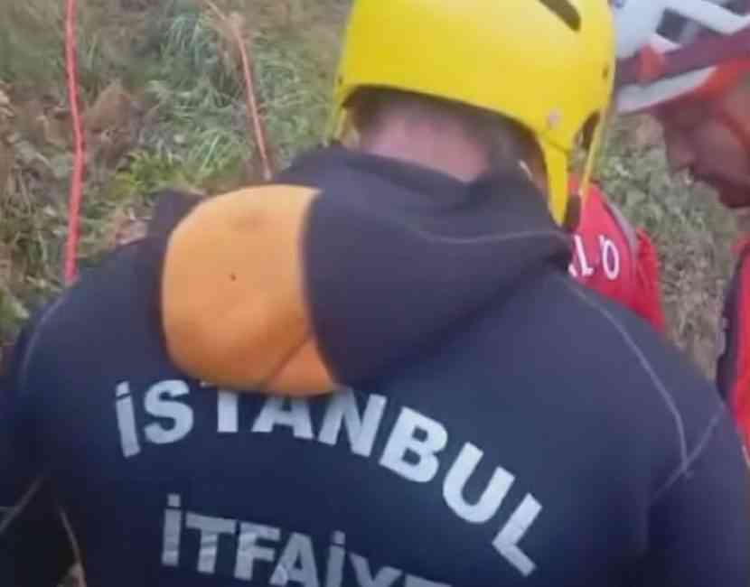 İstanbul Beykoz’da, deniz kenarındaki kayalıklarda mahsur kalan 4 kişi, itfaiye