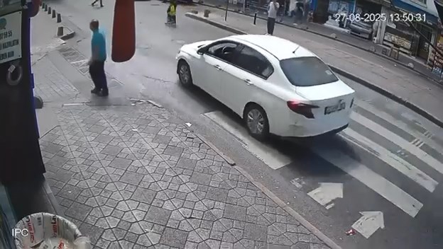 Beyoğlu’nda yolun karşısına geçmeye çalışan dede ve torununa otomobil çarptı.