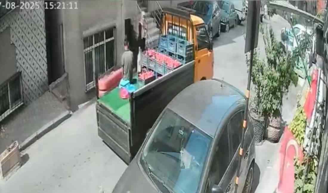 Beyoğlu Halıcıoğlu Mahallesi’nde bir seyyar satıcı, domatesin kilosunda eksik olduğunu