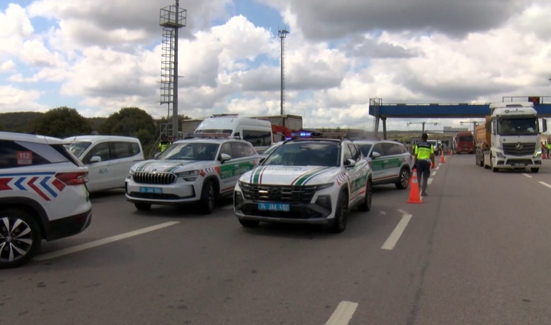 Çekmeköy Kuzey Marmara Otoyolu’nda TIR Jandarma Aracına Çarptı: 5 Yaralı Çekmeköy Kuzey Marmara Otoyolu’nda şoförünün direksiyon hakimiyetini kaybettiği TIR, kontrol