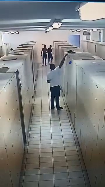 Esenyurt’taki bir su parkında, kilitli dolabı zorlayarak hırsızlık yapan bir