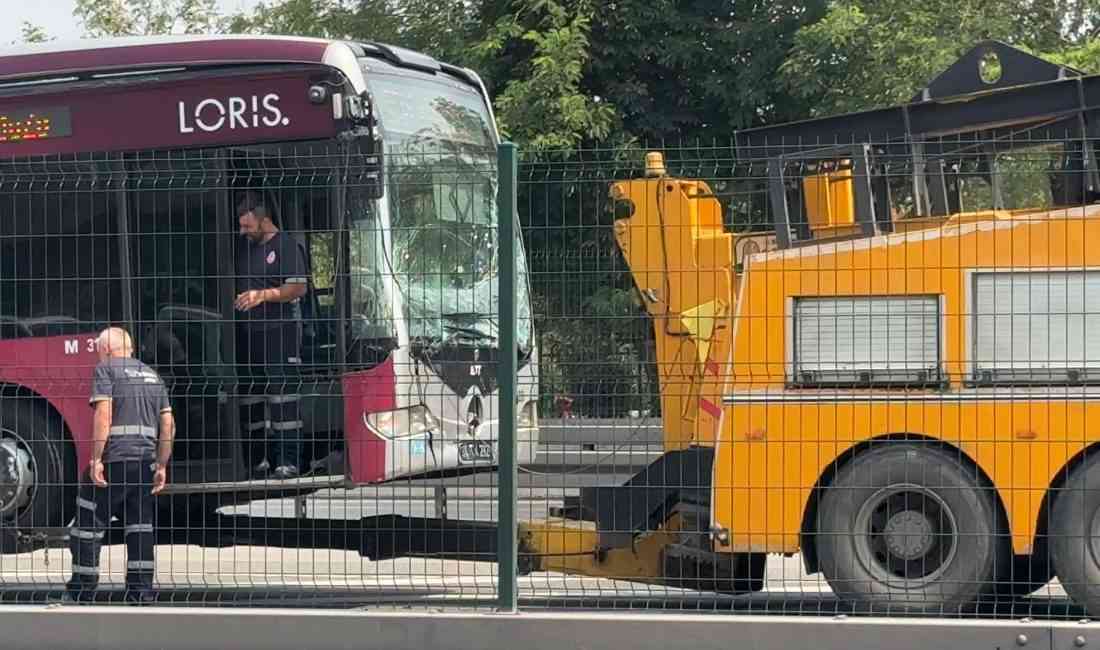 Esenyurt’ta Beylikdüzü yönüne giden bir metrobüs, durakta bekleyen başka bir