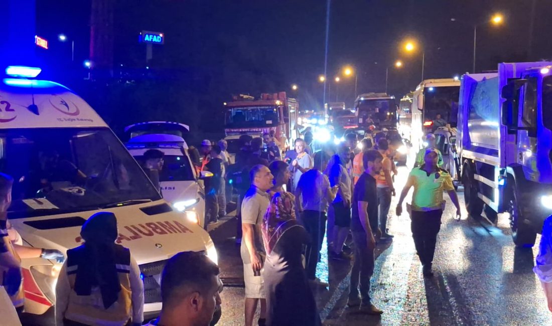 Eyüpsultan TEM Otoyolu’nda Zincirleme Kaza: 16 Araç, 6 Yaralı Eyüpsultan TEM Otoyolu’nda, yağış nedeniyle kayganlaşan yolda meydana gelen zincirleme