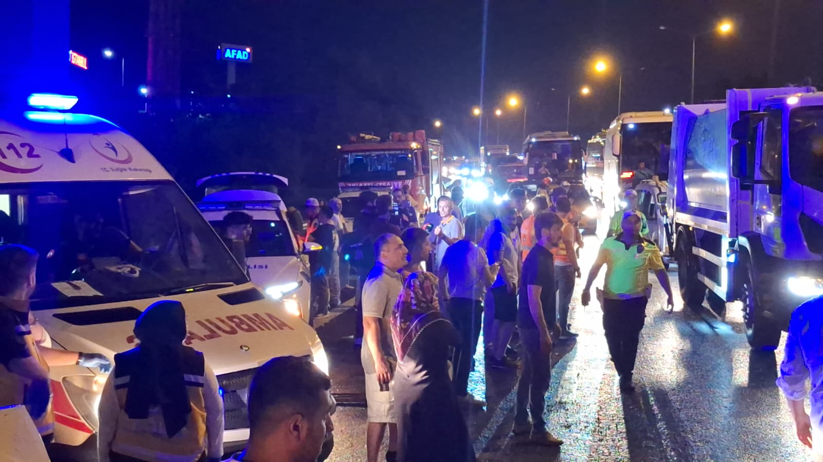 Eyüpsultan TEM Otoyolu’nda, yağış nedeniyle kayganlaşan yolda meydana gelen zincirleme