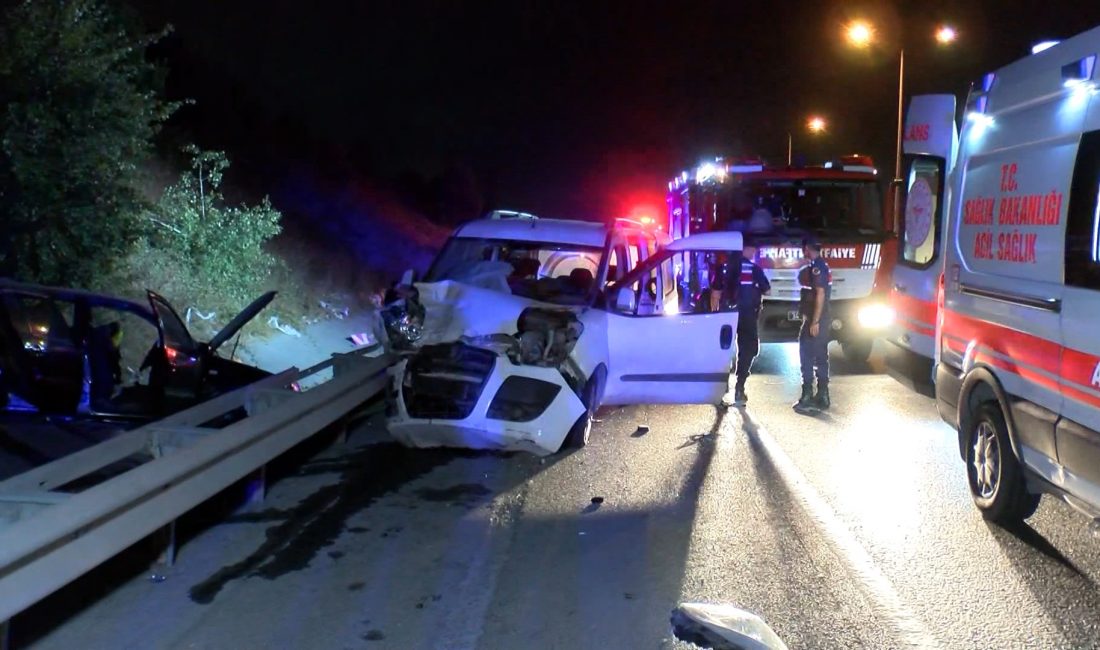 Eyüpsultan’da Trafik Kazası: 1’i Ağır 2 Yaralı İstanbul’un Eyüpsultan ilçesinde, hafif ticari araç ile otomobilin çarpıştığı kazada