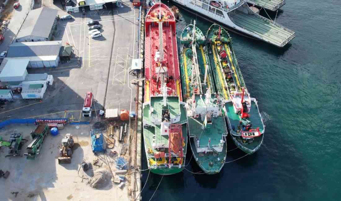 İstanbul Haydarpaşa Limanı’nda demirli bulunan atık toplama gemisinin ambar kısmında