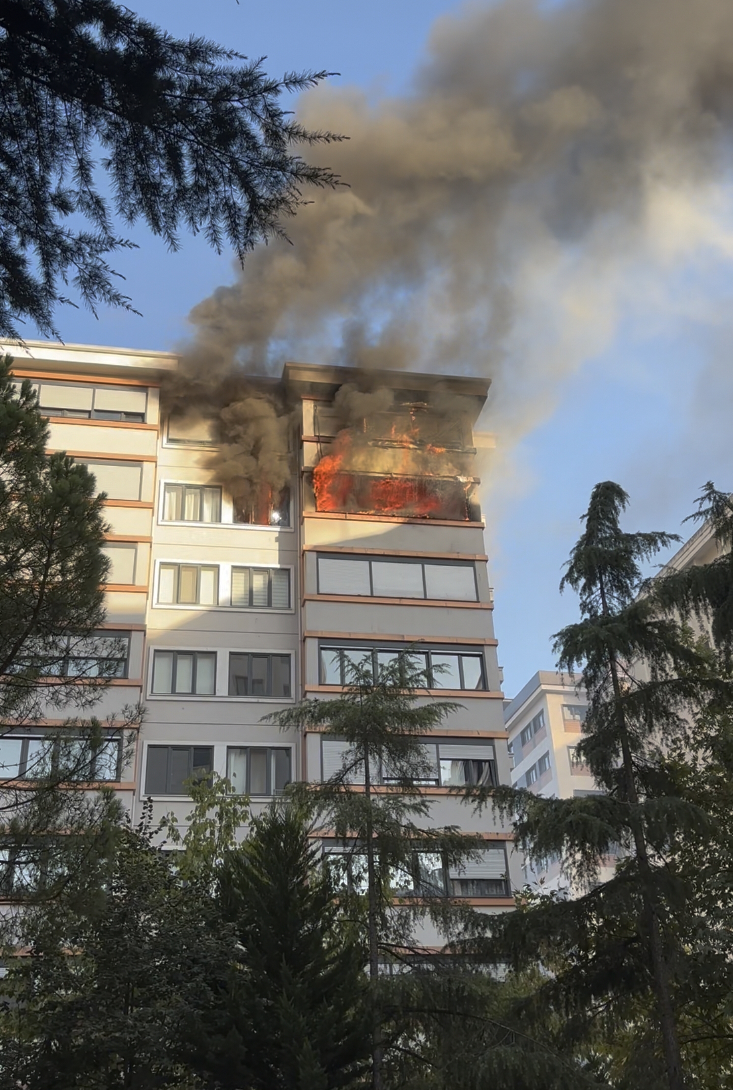 Kadıköy’de 8 katlı bir binanın 7’nci katındaki dairede çıkan yangın,